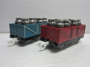 プラレール きかんしゃトーマス ぐらぐらミルクタンク貨車(赤・青) 2両セット