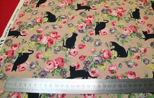 即決　送料120円～綿コットン生地　50ｃｍ単位～くすみピンク系　黒猫　クロネコ　くろねこ　ばら　バラ　薔薇　スケア　布　綿　コットン