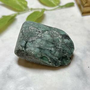 【E7696】 エメラルド 緑柱石 天然石 鉱物 パワーストーン 原石 研磨
