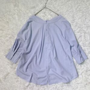 vネックブラウス