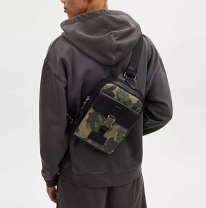 2024新作!! 日本未発売 COACH Track Pack In Signature Canvas With Camo Print トラック パック ボディバッグ 型番：CL944 本物をお届け!!