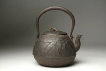 【LIG】時代名品 大丸好在印 環摘蓋 宝珠形笹図鉄瓶 茶道具 古美術品 資産家収蔵品 [.QTP]23.10_画像3