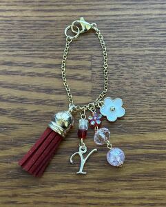 タッセル　Y イニシャル　チャーム　ハンドメイド　ビーズアクセサリー　雑貨　金色　チェーン　花　キーホルダー　バッグチャーム　赤