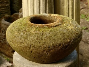 石の壺　石鉢　砂岩の鉢　植木鉢　ガーデンオブジェ ガーデニング　1128
