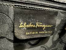 美品 Salvatore Ferragamo/サルヴァトーレフェラガモ ハンドバッグ ショルダーバッグ 2way ヴァラリボン クロコ型押し レザー ブラック_画像8