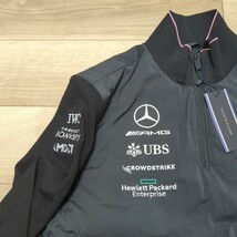 2022 メルセデスAMGペトロナスF1 チーム支給品 ハーフZIPプルオーバー Mサイズ 新品タグ付き 非売品 TOMMY HILFIGER ハミルトン ラッセル_画像3