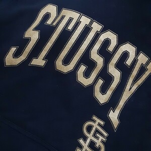 最値!良品!希少00's 黒タグ!名作ゴールドロゴ!ステューシー(STUSSY)プルオーバー スウェット パーカー!廃盤!ブラック!黒 Mサイズ 00年後期