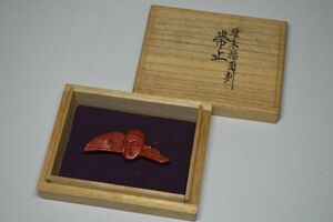 岡黒/龍　和装小物・帯留め/芳月・堆朱・福面刻帯止/銀金具　初だし品