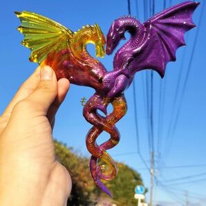 ◆【紫×黄色】仲良し龍 飾り物 レジン 壁飾り 2匹 竜 壁掛け ドラゴン