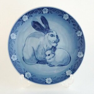 【18 】即決 ロイヤルコペンハーゲン 美品 1985年 兎 うさぎ 兎の親子 プレート 絵皿 