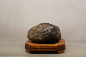 隕石　マダガスカル　鉄隕石　マニア　コレクター　磁石にくっつく　台座付き　重さ約1,850g