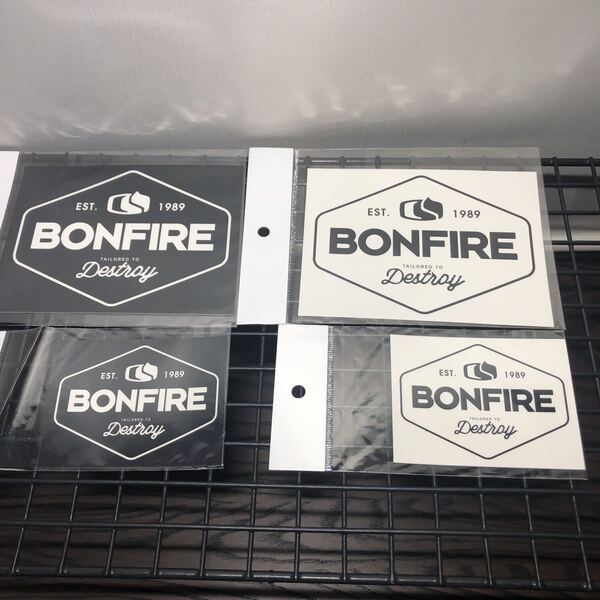 BONFIRE ボンファイア ステッカー ホワイト ブラック 計4枚 11cm×15cm 2枚 7.5cm×10cm 2枚