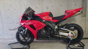 HONDACBR1000RR sc57後期 2006年千葉県市川市からの出品ですなるべく引き取り希望です。ウィンカーとミラー取付けマフラー交換車検取れます