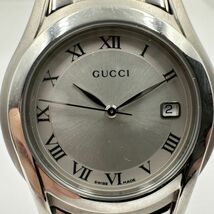 L137-SK12-221 GUCCI グッチ 5500M クォーツ デイト シルバー文字盤 3針 アナログ メンズ 腕時計 約35mm 箱付き ①_画像1