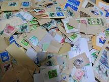 つ2)大量約2.2㎏　使用済切手　外国切手・日本切手・記念切手・色々（80サイズ箱）コレクター未整理品　使用済紙付切手_画像6