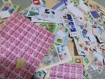 つ)大量約1.6㎏　外国切手・日本切手・記念切手・色々（80サイズ箱）コレクター未整理品　使用済紙付切手_画像5