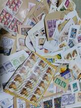 つ１)大量約2㎏　使用済切手　外国切手・日本切手・記念切手・色々（80サイズ箱）コレクター未整理品　使用済紙付切手_画像1