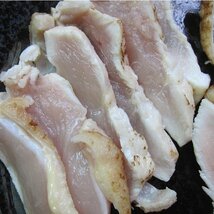 旨味の強い、炙り「鶏刺し、ムネ肉500g位」国産、長期飼育で味の濃い熟鶏を使用　-鶏タタキ-_画像5
