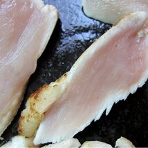 旨味の強い、炙り「鶏刺し、ムネ肉500g位」国産、長期飼育で味の濃い熟鶏を使用　-鶏タタキ-_画像4