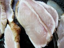 旨味の強い、炙り「鶏刺し、ムネ肉500g位」国産、長期飼育で味の濃い熟鶏を使用　-鶏タタキ-_画像8