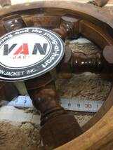 旧VAN JACKET店舗ディスプレイ時に使用された什器、操舵輪45.0㎝と丸VAN看板(木製9.0㎝です。_画像2