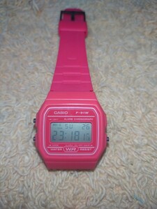 美品　CASIO カシオ　F-91W 腕時計　濃いピンク色　