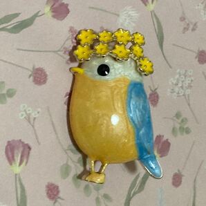 新品 メルヘン 幸せの鳥のブローチ 黄色と青色 パステル 水色 花かんむり おしゃれ かわいい ファンシー おとぎの国 絵本風 ゴールド色の画像2