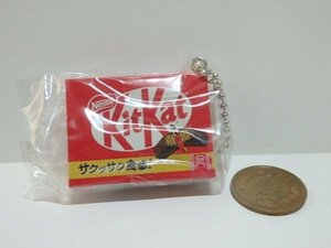 ★Q389☆ミニチュア　食べ物　おやつ　スイーツ　キットカット　ミニチャーム☆ネスレ　パーツ　ドールハウス