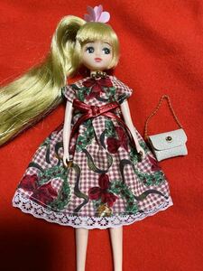 リカちゃん服　　クリスマスのワンピースのハンドメイド　　バッグ付き