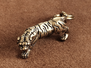 真鍮 虎キーホルダー（猛虎 小サイズ）トラ タイガー とら 干支 二重リング ブラス アニマル グッズ ペンダント ゴールド 金色 アフリカ