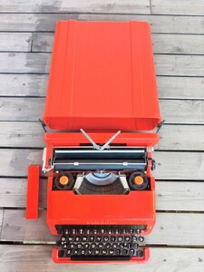 olivetti VALENTINE タイプライター　ヴィンテージ　赤バケツ　made　in　Spain　レトロ