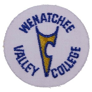 DF104 WENATCHEE VALLEY COLLEGE 丸形 カレッジ ワッペン パッチ ロゴ エンブレム アメリカ 米国 USA 輸入雑貨