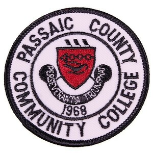 ZE40 PASSAIC COUNTY COMMUNITY COLLEGE 丸形 ワッペン パッチ ロゴ エンブレム USA アメリカ 米国 輸入雑貨