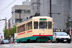 デジ画像２コマ　富山地方鉄道の路面電車　デ７０００形　標準色とパト電