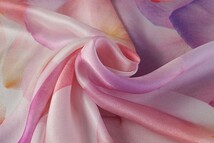 ♪インポート特集◆LUIGI VERGAイタリア製シルクサテンオンブレー花びらプリント ピンク 巾：130cm♪5m[8621]15_画像1