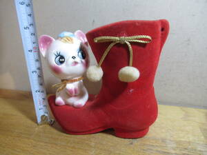 長靴に乗る猫モチーフ　昭和レトロポップ　陶製貯金箱　