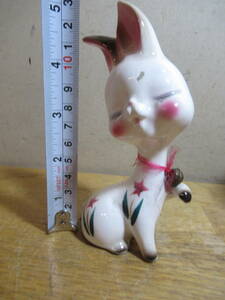 昭和レトロポップ　陶器製　ウサギの置物　キス顔のラビット置物