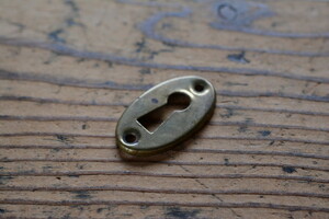 NO.8522 古い真鍮のキーホールプレート 33mm 検索用語→A25gアンティークビンテージ古道具真鍮金物扉ドア