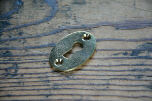 NO.8564 古い真鍮鋳物のキーホールプレート 37.5mm 検索用語→A25gアンティークビンテージ古道具真鍮金物扉ドア鍵穴