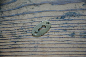 NO.8521 古い真鍮のキーホールプレート 29mm 検索用語→A25gアンティークビンテージ古道具真鍮金物扉ドア鍵穴