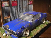 昭和レトロ 1/32 NISSAN スカイライン 2000GT-R ケンメリ 情景ジオラマ完成品 ケース付_画像3