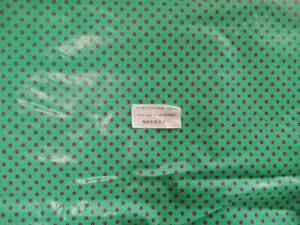 爆買い価格　ヤフオクだけで出品　シーチングラミネート生地　ツヤあり　紫色水玉柄　ライトグリーン色　巾約１０８cm×長さ約５０cm　