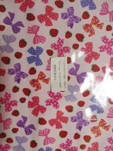 爆買い価格　ヤフオクだけで出品　オックスラミネート生地　高級なツヤあり　イチゴリボン柄　ピンク色　巾約１１２cm×長さ約５０cm　