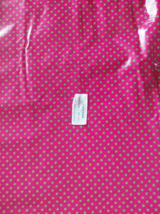 超爆買い価格　ヤフオクだけで出品　シーチングラミネート生地　ツヤあり　グリーン水玉柄　濃ピンク色　巾約１０８cm×長さ約５０cm　