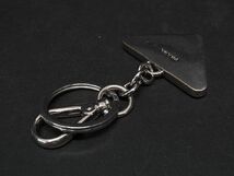 1円 ■美品■ PRADA プラダ 2PP080 サフィアーノレザー トライアングルロゴプレート キーホルダー キーリング チャーム ブラック系 AU1604_画像2