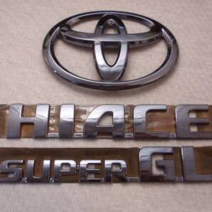 7トレジャー【 新品トヨタ純正エンブレム加工の為ハイクオリティー 】200系 ハイエース 標準ボディー SUPER GL プラチナ ブラック リア 3点