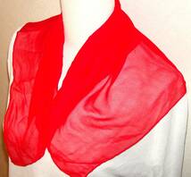 （レディース・スカーフ）シルク100％ 鮮明な赤・真紅 オーガンジー 薄地・透け感 長さ 50×50㎝ 正方形 未使用に近い美品_画像3