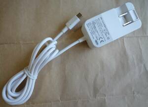 美品　au 純正品 TypeC 共通ACアダプタ02 0602PQA typeC DC5V /7V/ 9V / 12V ACアダプタ02 国内海外共用 急速充電器 スマホ充電 USB充電器