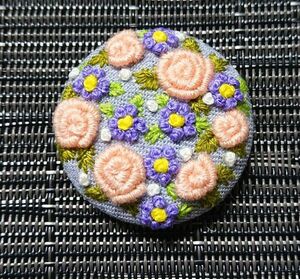 ハンドメイド刺繍ブローチ