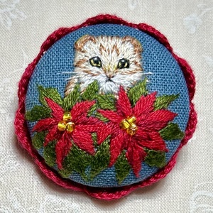 ブローチ　ハンドメイド　猫とポインセチア　ねこ　垂れ耳　スコティッシュフォールド　冬　刺繍　刺しゅう　手刺繍　新品